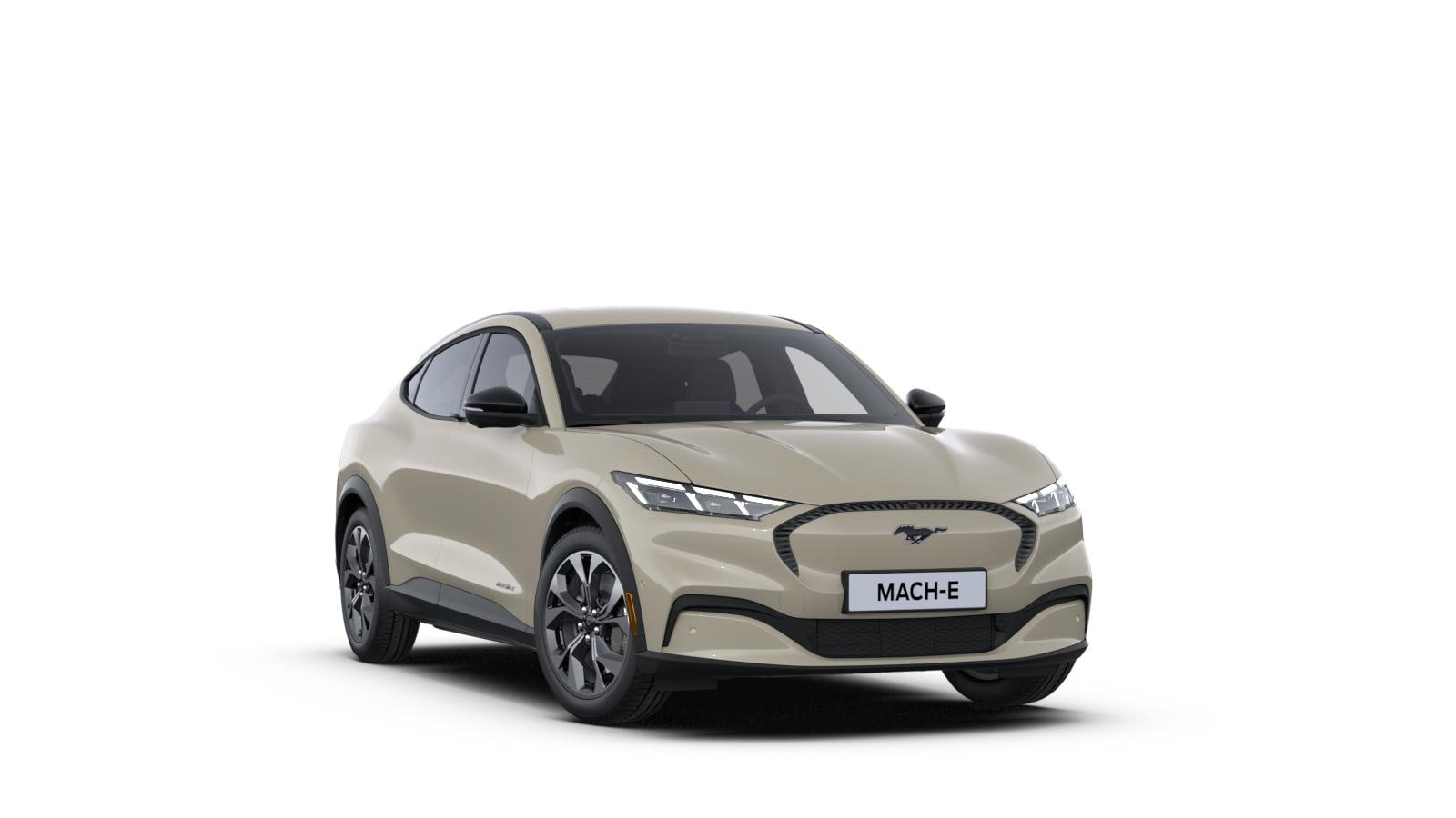 Ford Mustang Mach-E in Terrain Sand in der Dreiviertelansicht vor weißem Hintergrund.