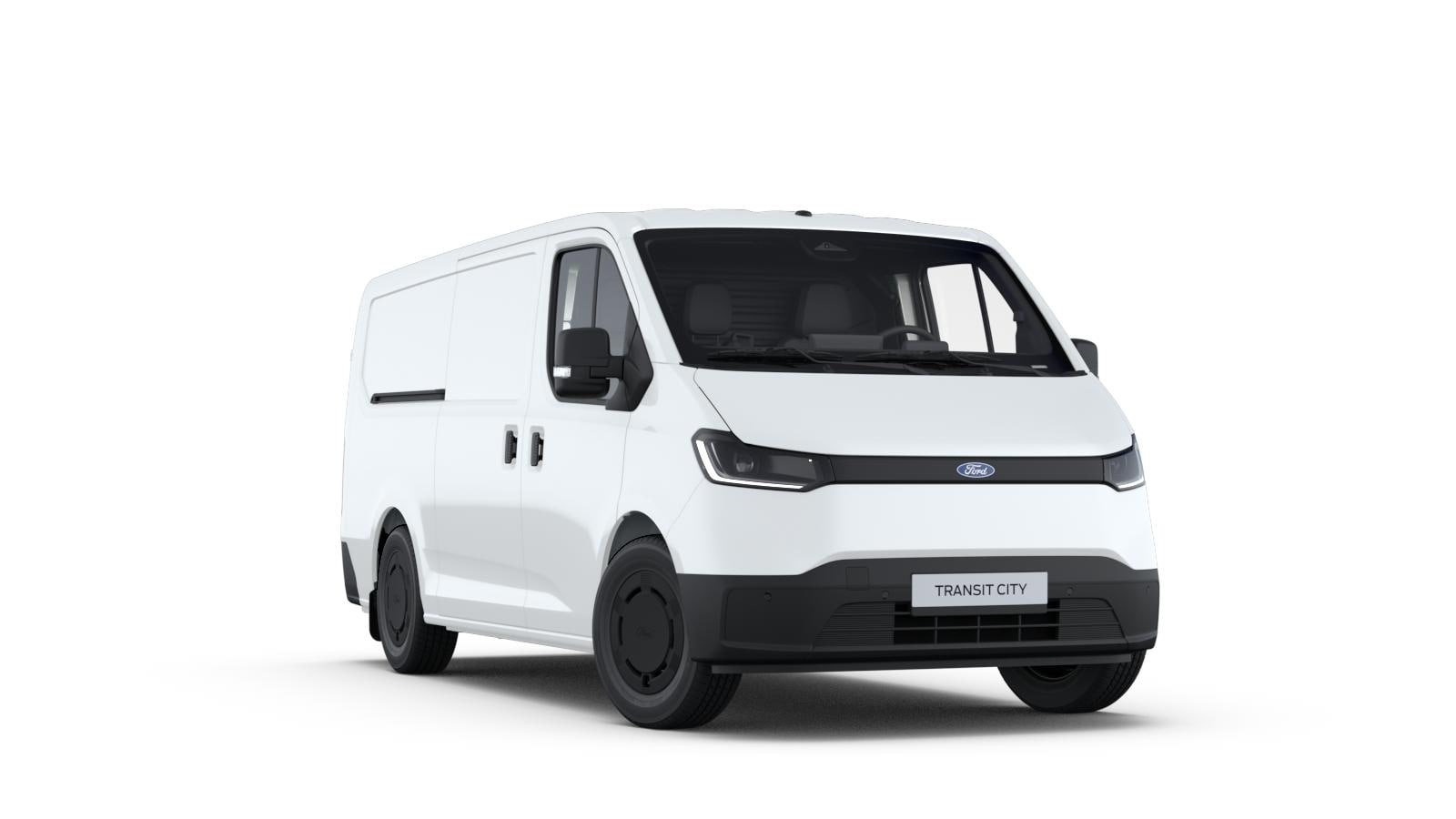 Ein weißer Ford E-Transit City in der Dreiviertelansicht vor weißem Hintergrund.