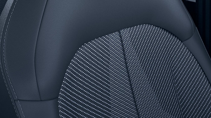 Schwarze Sportsitze in Leder-Optik/ Stoff   inkl. integrierter Kopfstütze (i.V. mit Komfort-Paket)