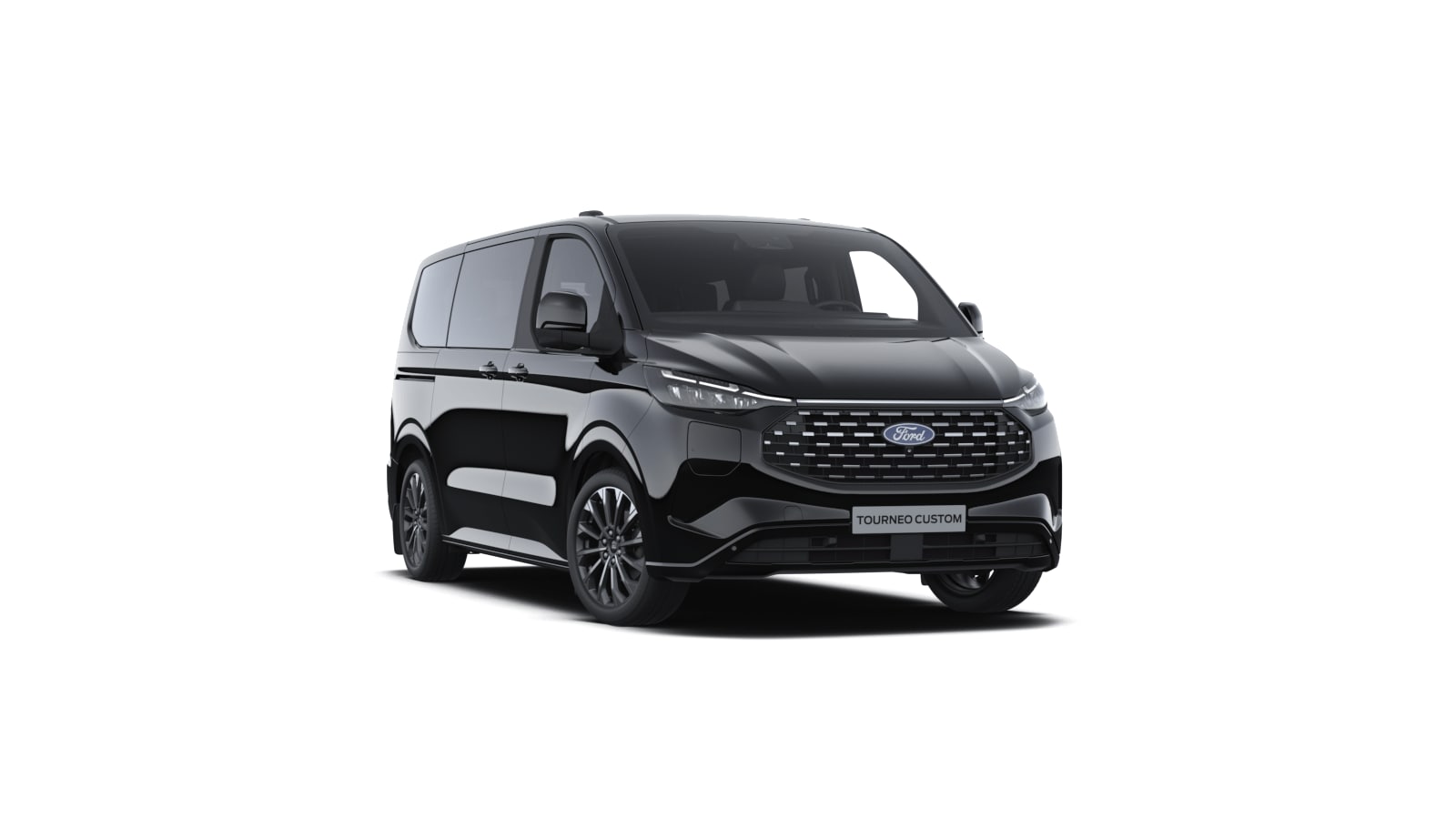 Ein schwarzer Ford Tourneo Custom PHEV in der Dreiviertelansicht vor weißem Hintergrund.