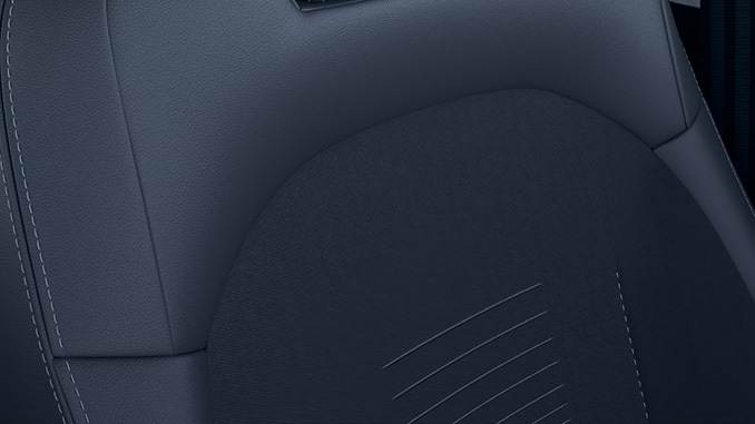 Schwarze Ergonomie-Sitze in Leder-Optik / Stoff (i.V. mit Komfort-Paket inkl. Ergonomie-Sitz)