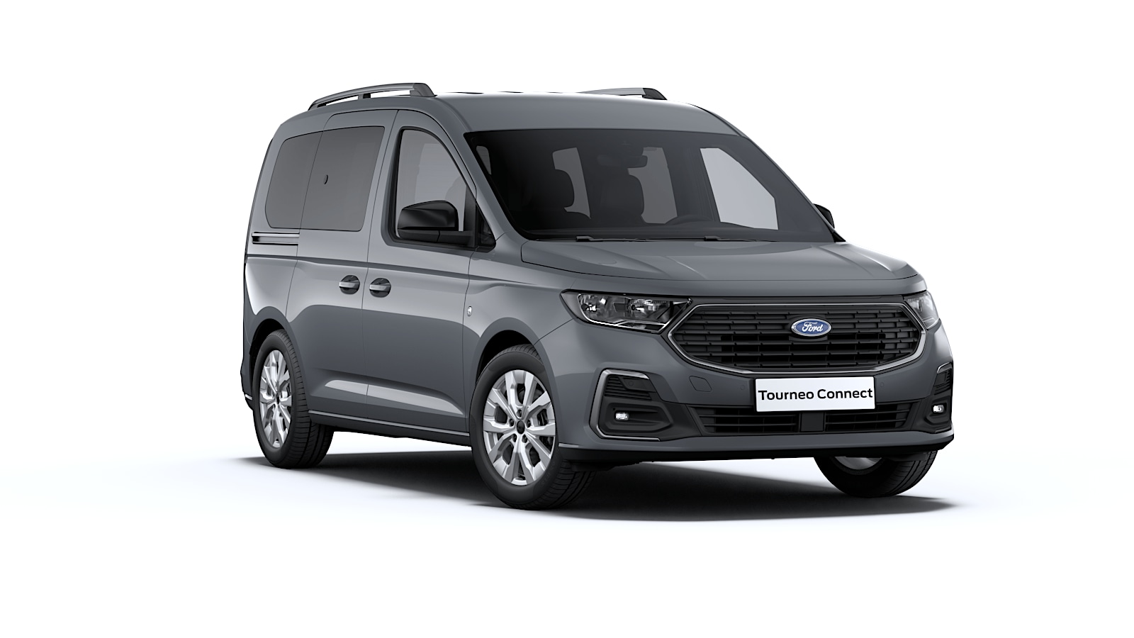Ein grauer Ford Tourneo Connect PHEV in der Dreiviertelansicht vor weißem Hintergrund.