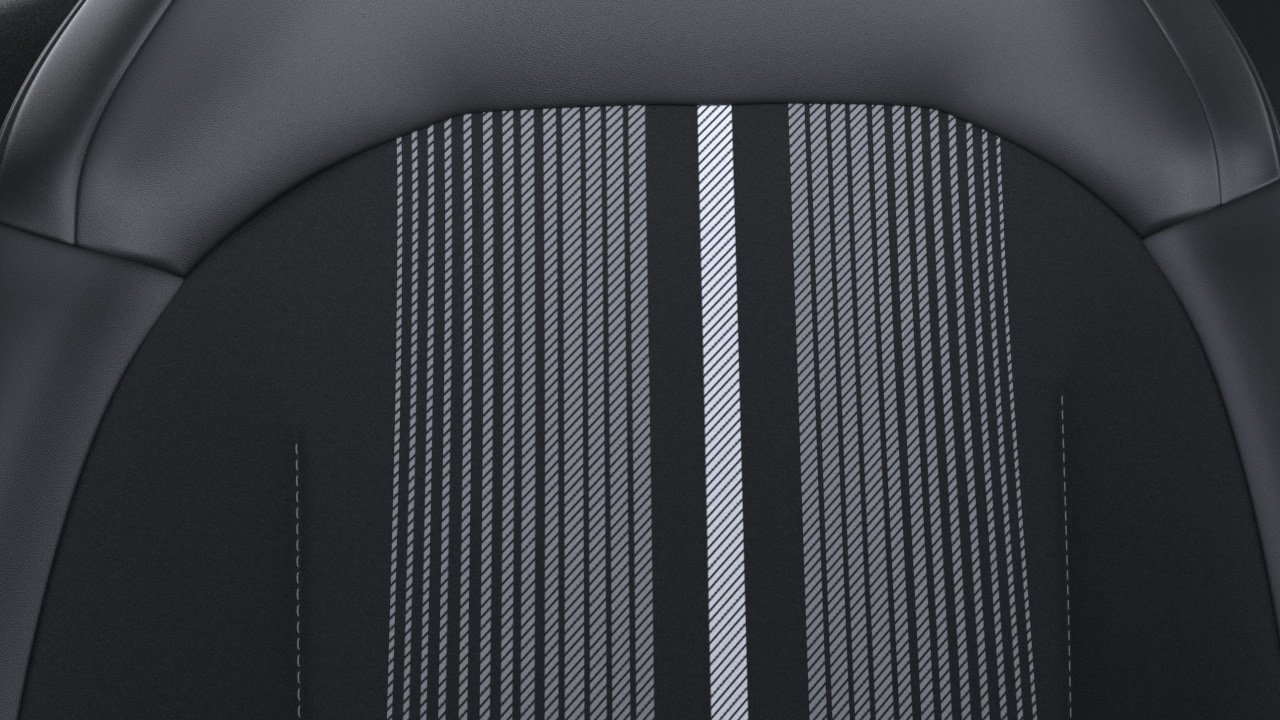 Bekleding i.c.m. Comfort Pack I: voorstoelen en achterbank bekleed met gedeeltelijk Sensico bekleding