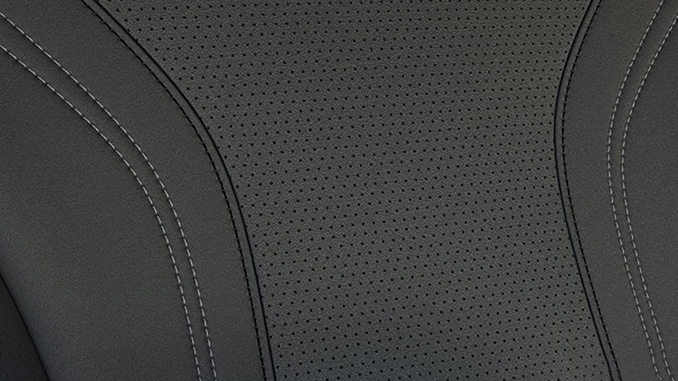 Premium Polsterung Sensico in Leder-Optik, perforiert, in Schwarz mit grauen Ziernähten (i.V. mit Technologie-Paket+)